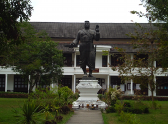 シー・サワンウォン国王の銅像.png