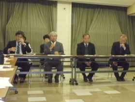 平田所長（左から２番目）、研究所所員.jpg